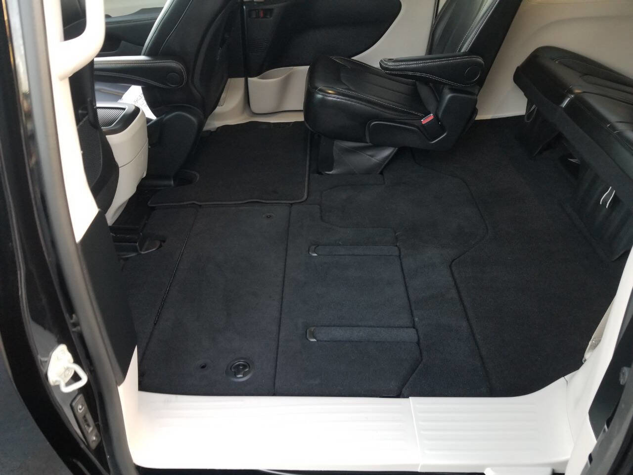 Certified 2024 Chrysler Pacifica Touring-L image 20