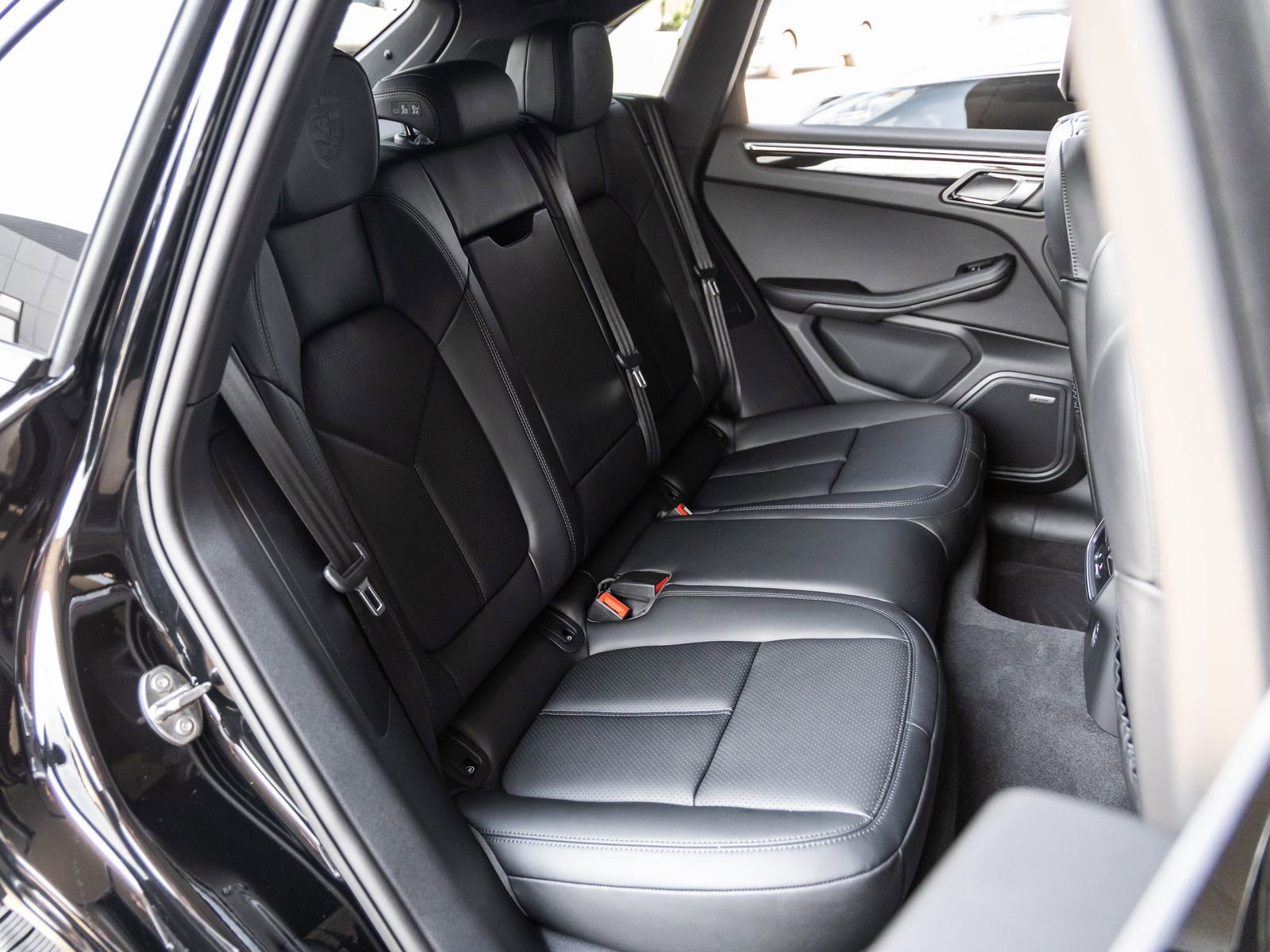 Certified 2026 Porsche Macan AWD/4WD image 40