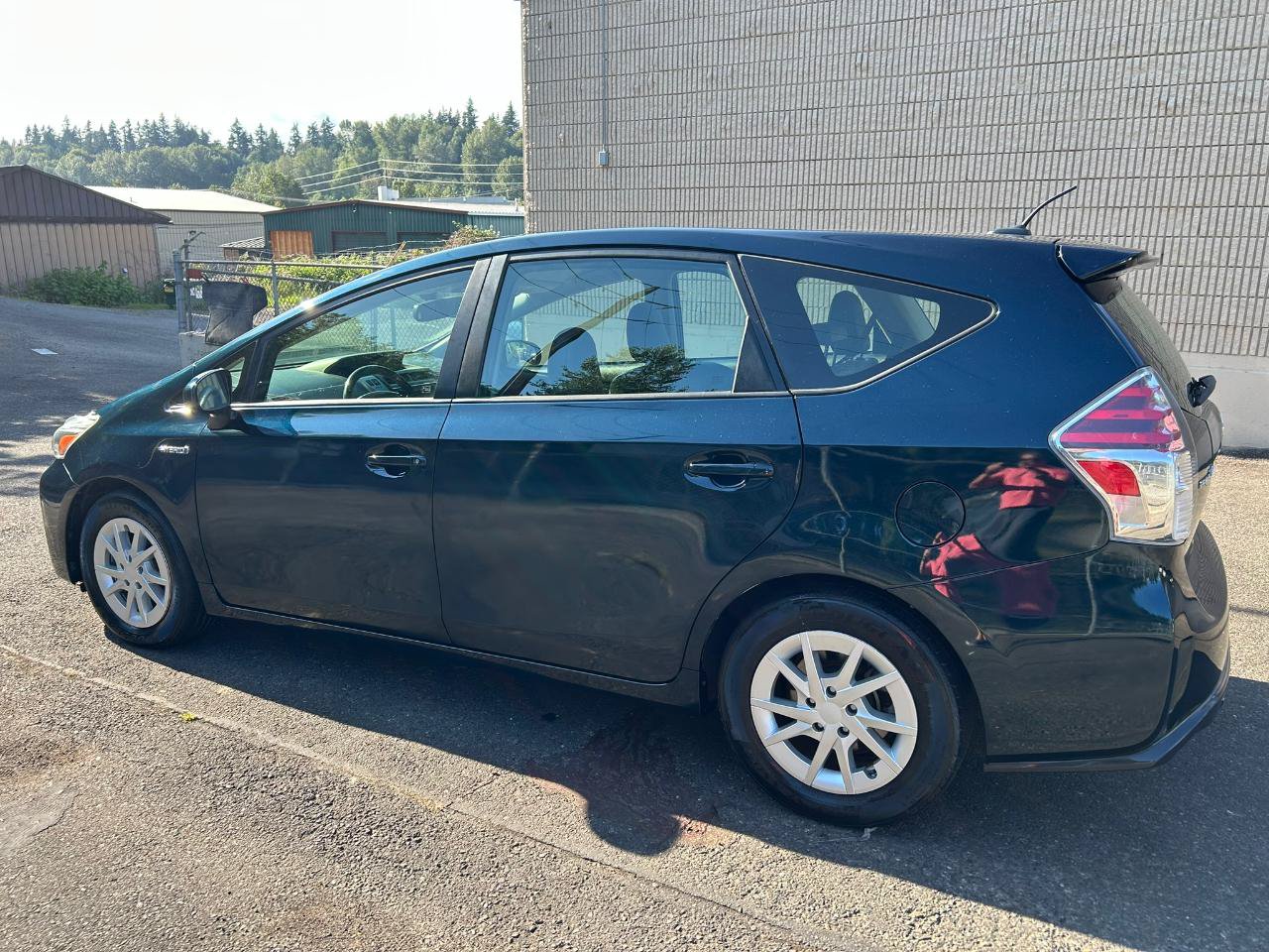 Used 2017 Toyota Prius V Four w/ Carpet Mat Package FWD image 7