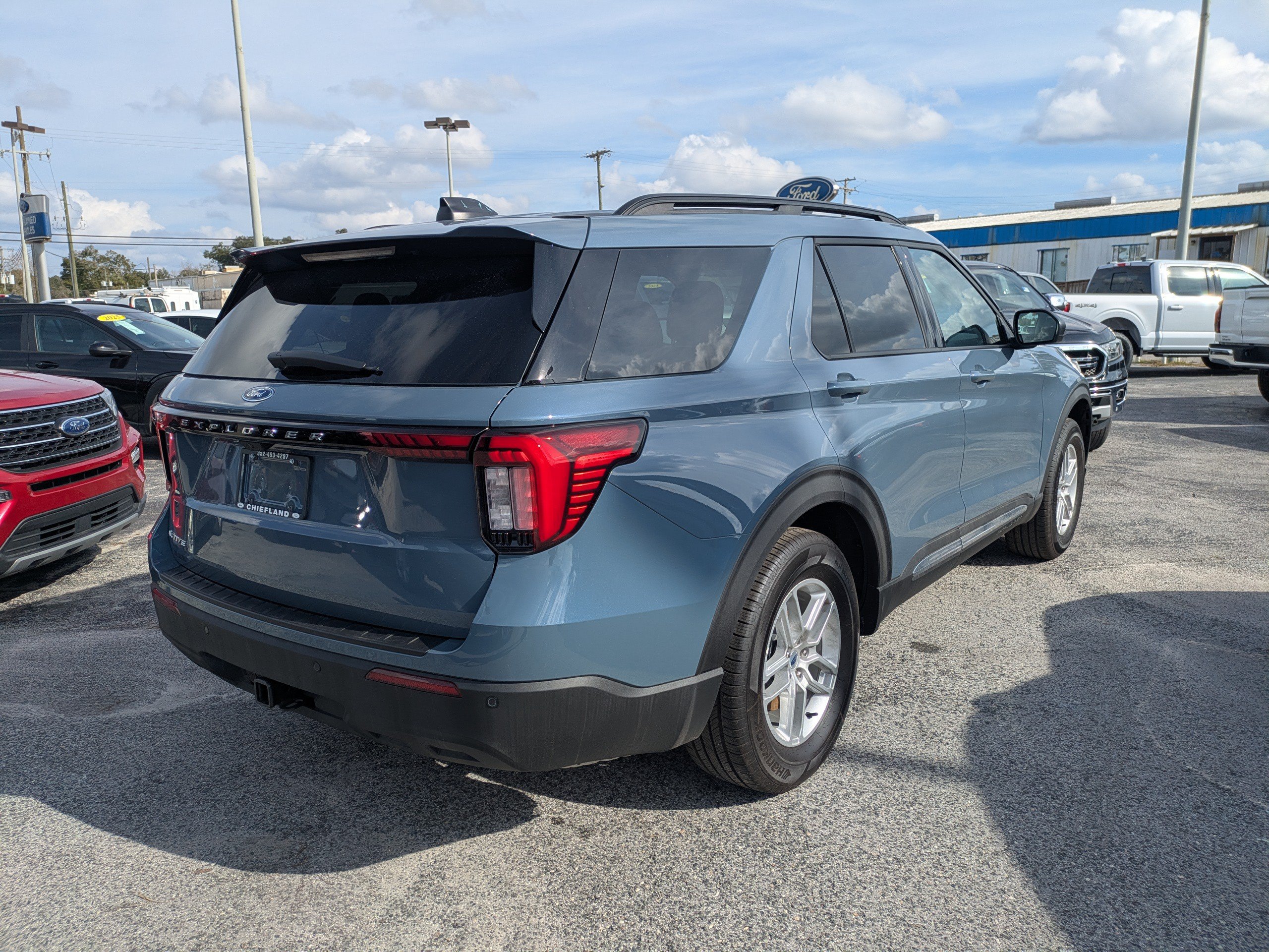 Used 2025 Ford Explorer Active RWD image 4