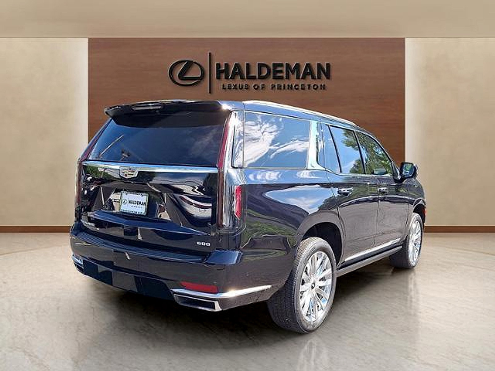 Used 2023 Cadillac Escalade Premium Luxury w/ Performance Package AWD/4WD image 6