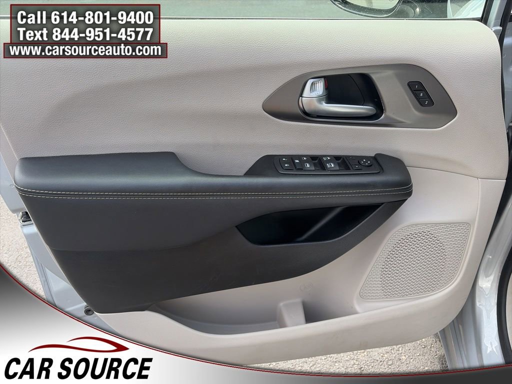Used 2024 Chrysler Pacifica Touring-L FWD image 17