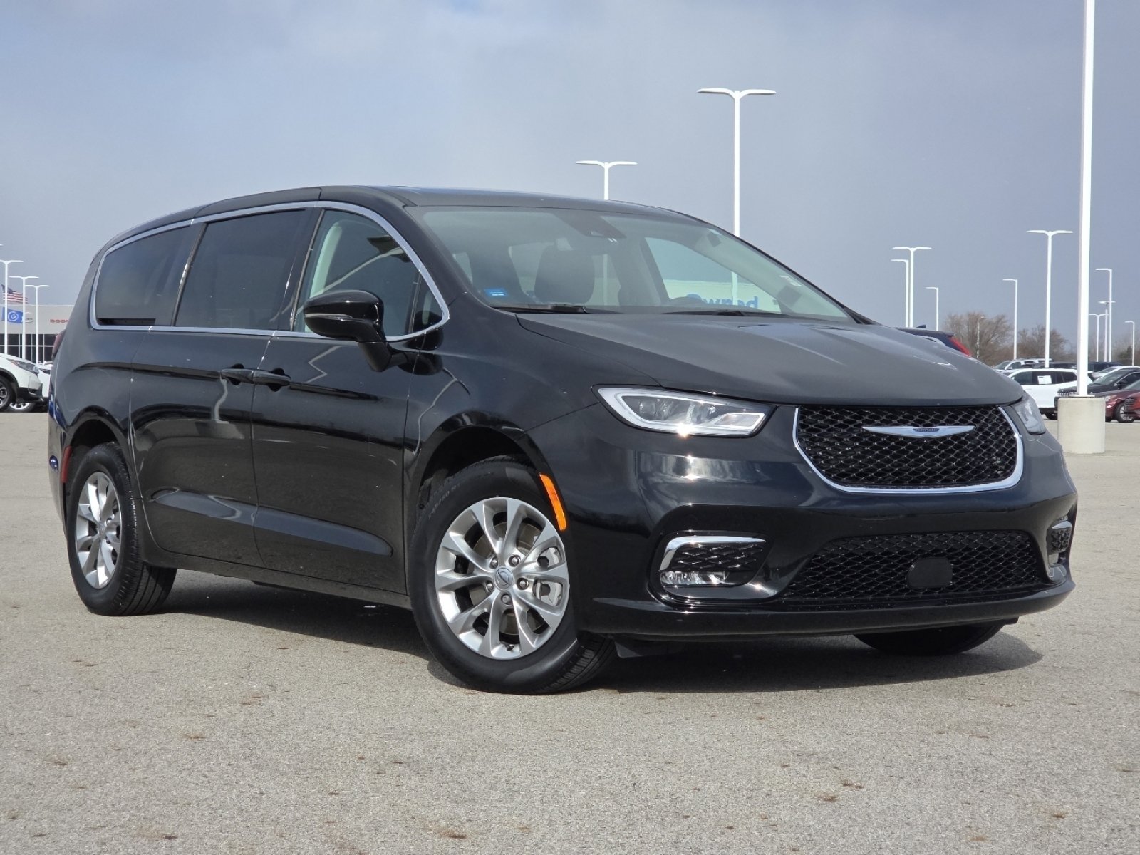 Used 2024 Chrysler Pacifica Touring-L image 2
