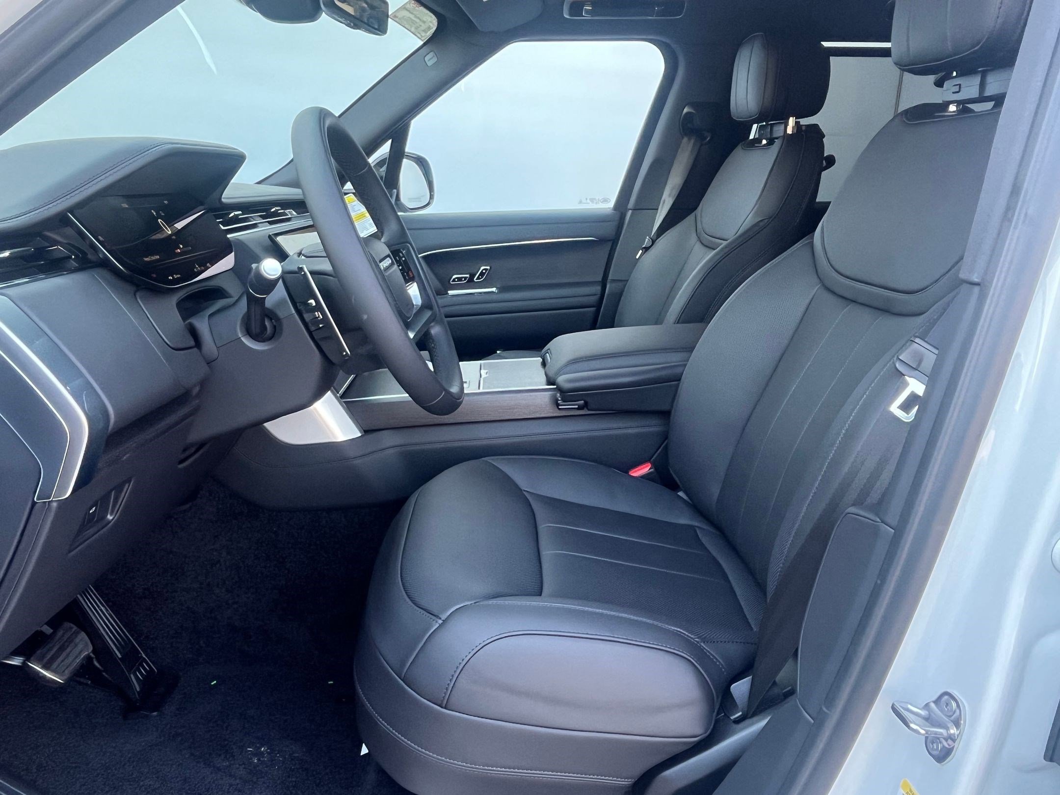 New 2025 Land Rover Range Rover Long Wheelbase SE image 5