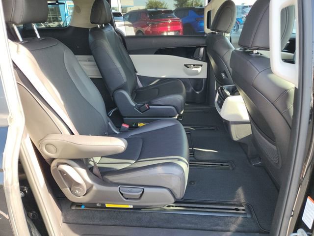 Used 2022 Kia Carnival EX image 21