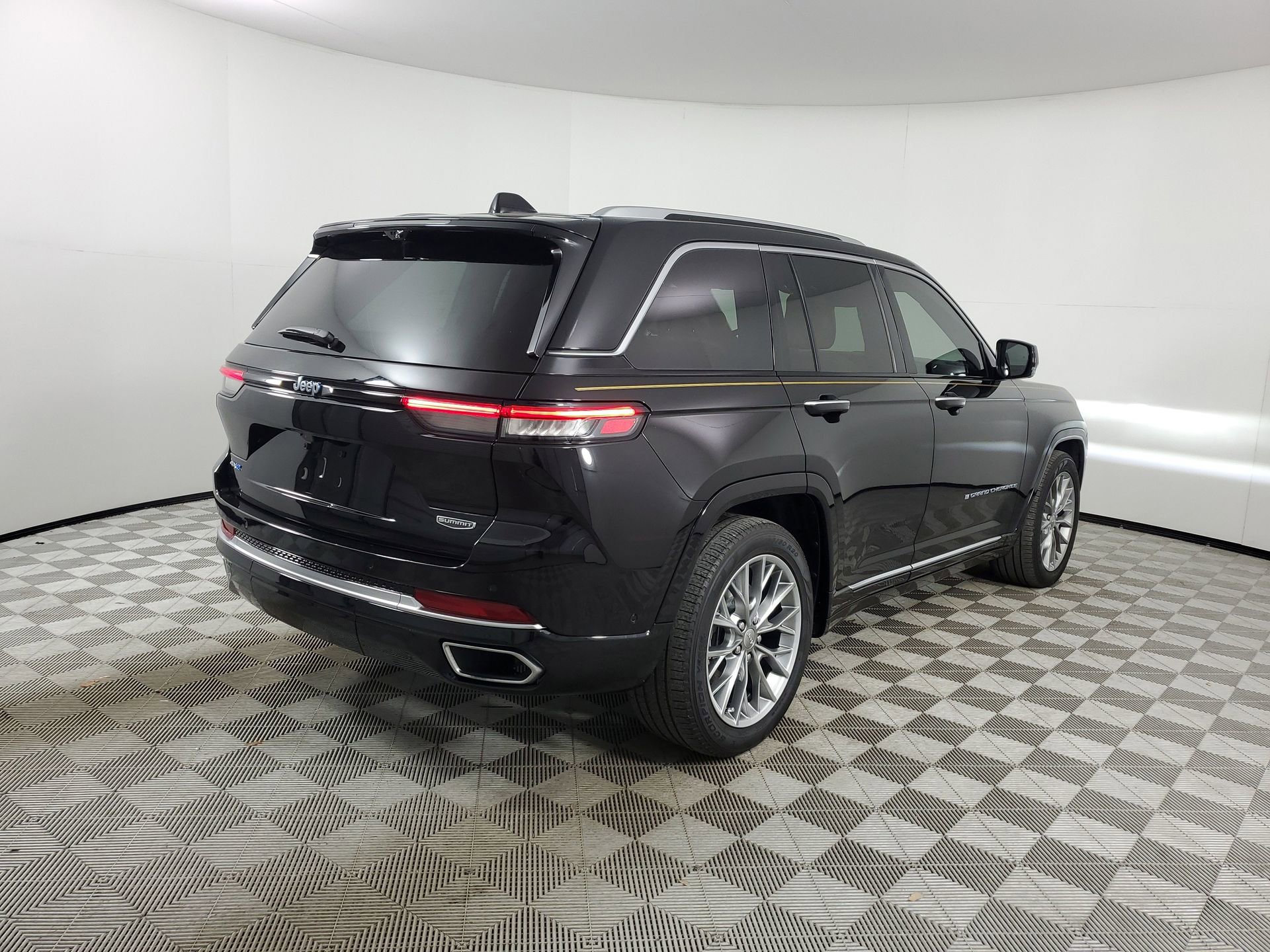 Used 2022 Jeep Grand Cherokee Summit w/ Advanced Protech Group IV image 10