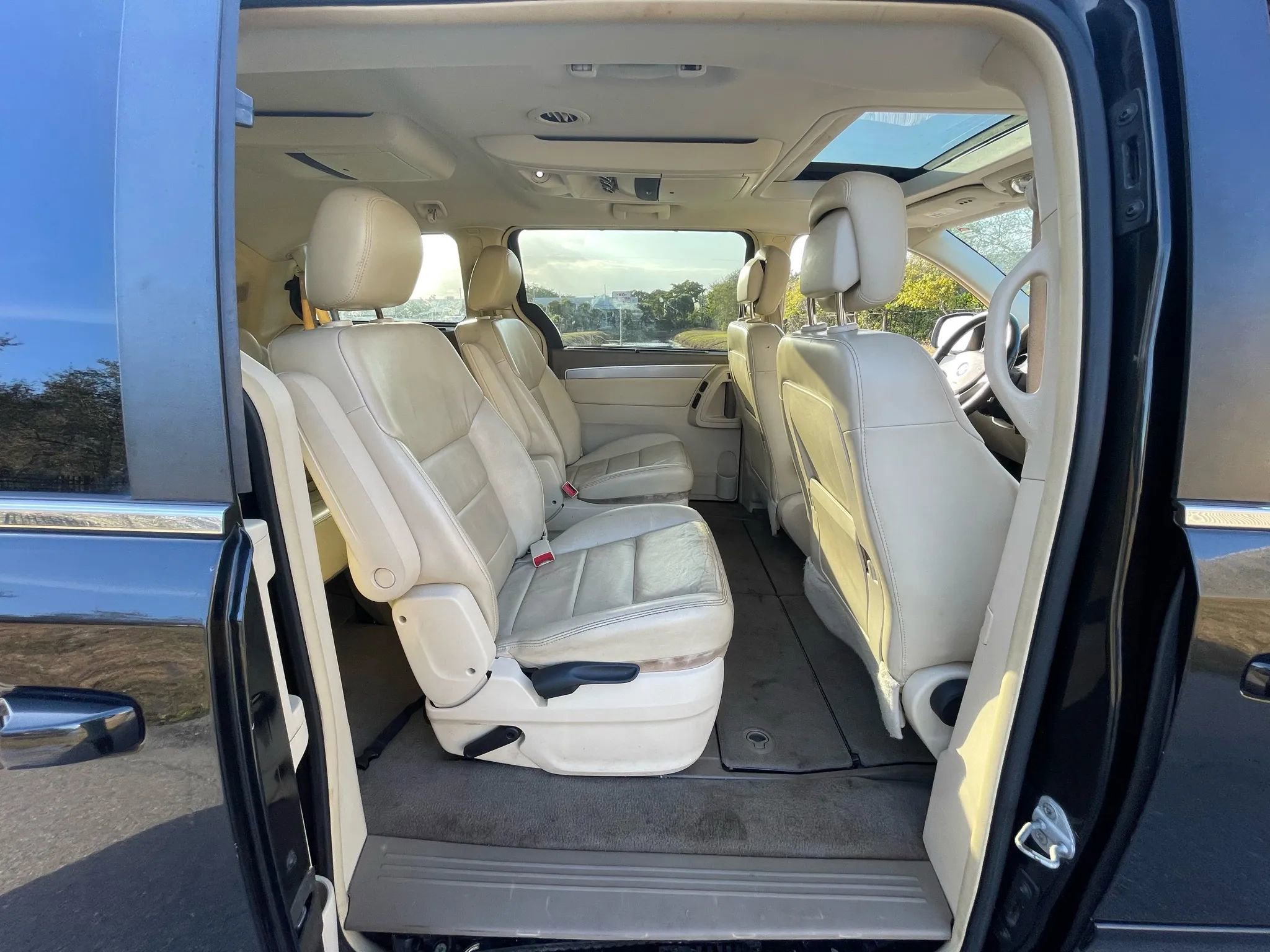 Used 2010 Volkswagen Routan SEL image 35