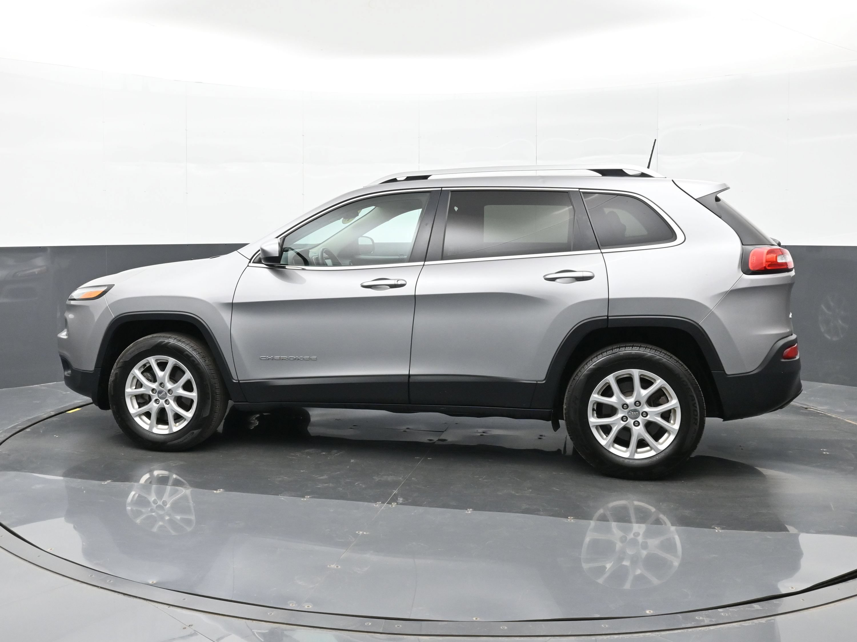Used 2016 Jeep Cherokee Latitude AWD/4WD image 9