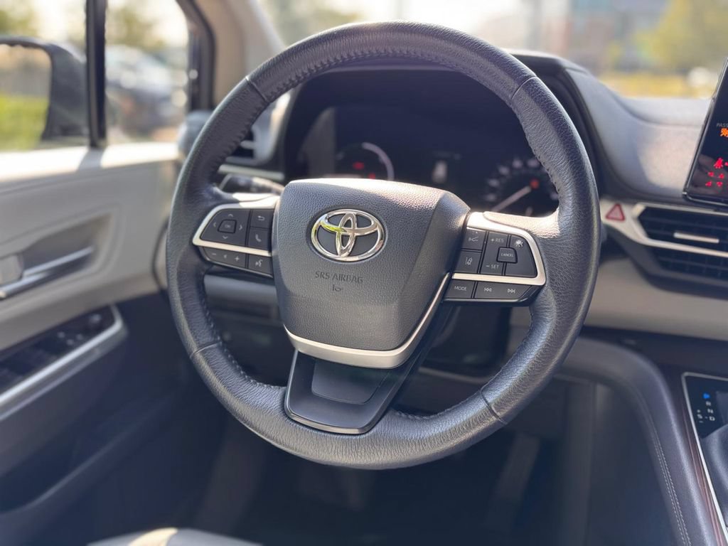Used 2023 Toyota Sienna XLE FWD image 26
