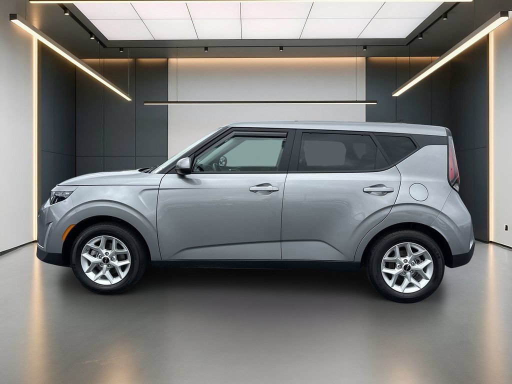 Used 2025 Kia Soul LX w/ LX Technology Package FWD image 2