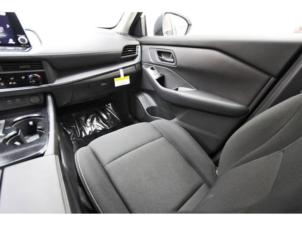 Used 2025 Nissan Rogue S FWD image 8