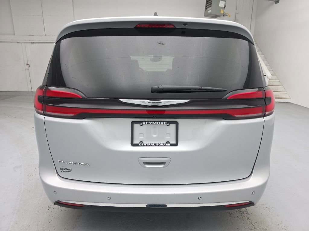 Used 2024 Chrysler Pacifica Touring-L image 11