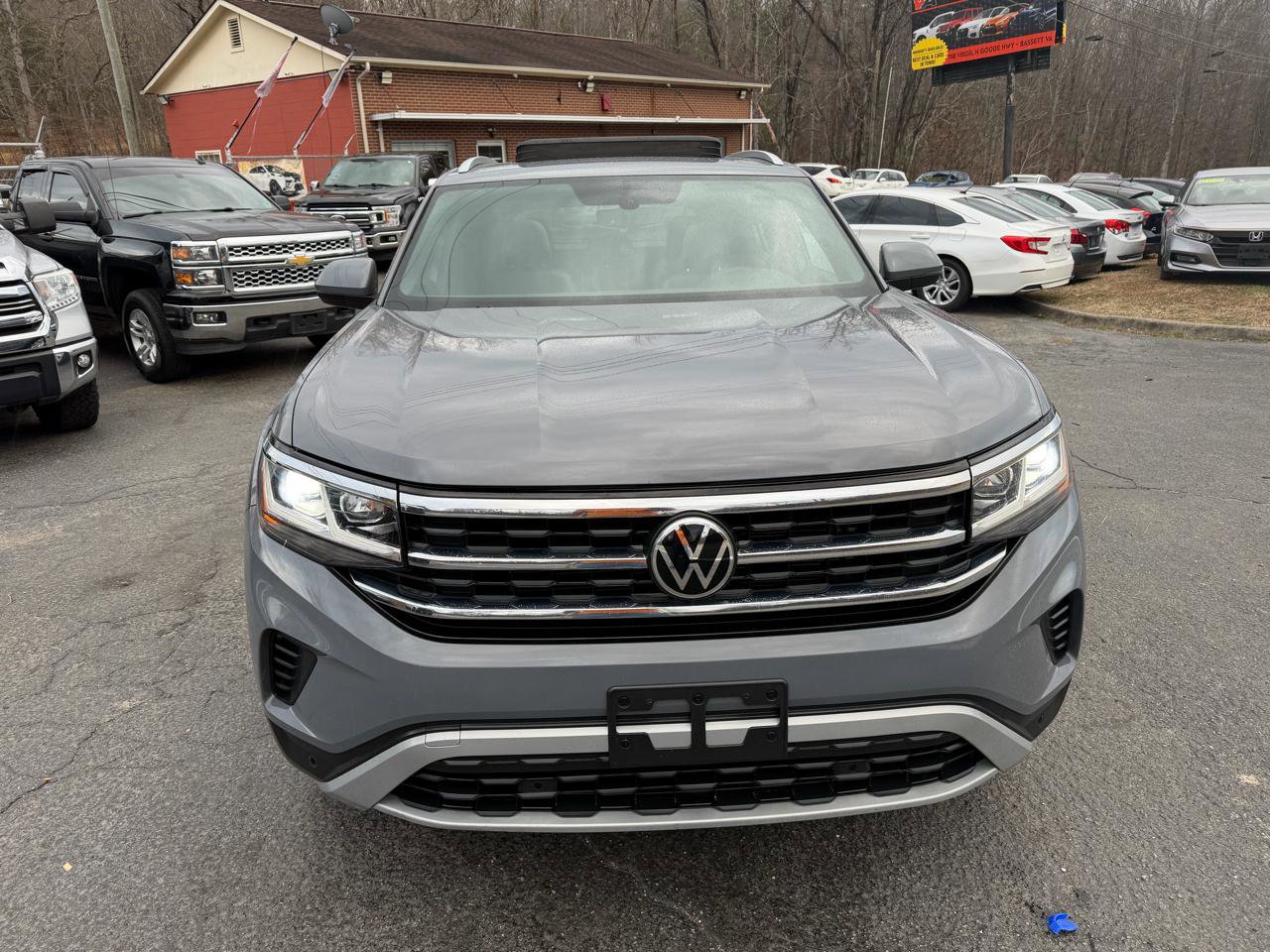 Used 2021 Volkswagen Atlas Cross Sport SE w/ Panoramic Sunroof Package FWD image 2