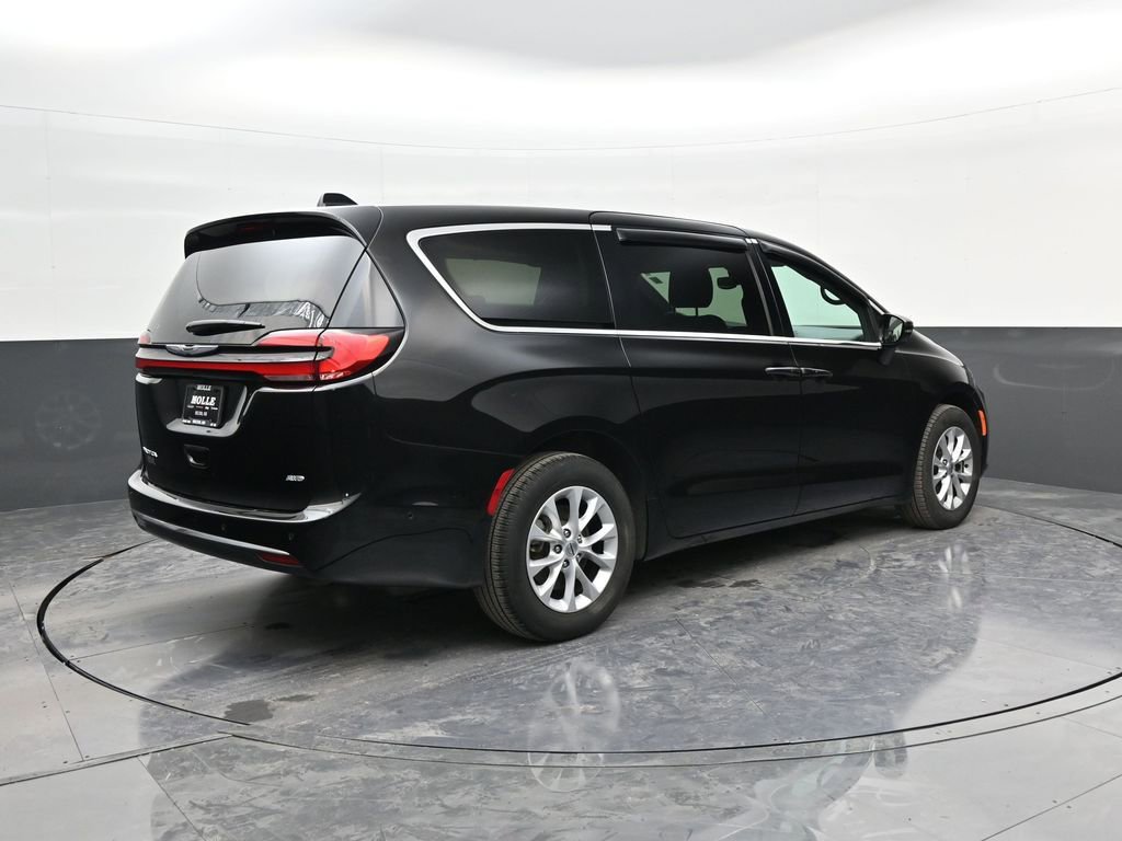 Used 2025 Chrysler Pacifica Select image 7