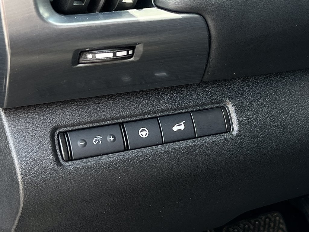 Used 2025 Nissan Pathfinder SL AWD/4WD image 8