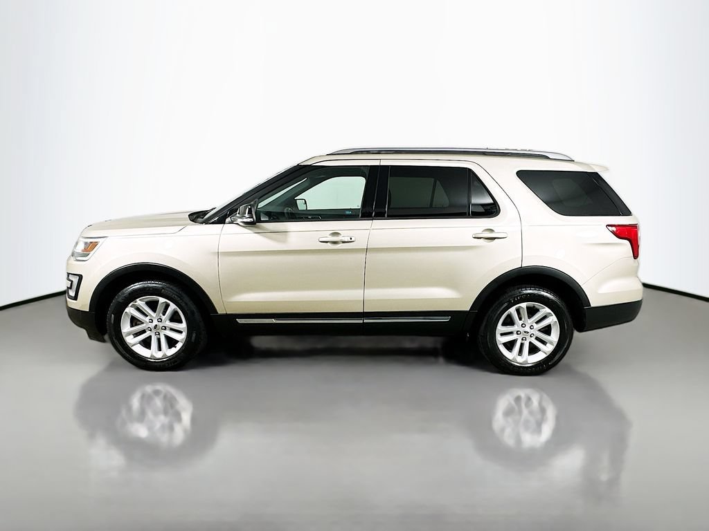 Used 2017 Ford Explorer XLT FWD image 4