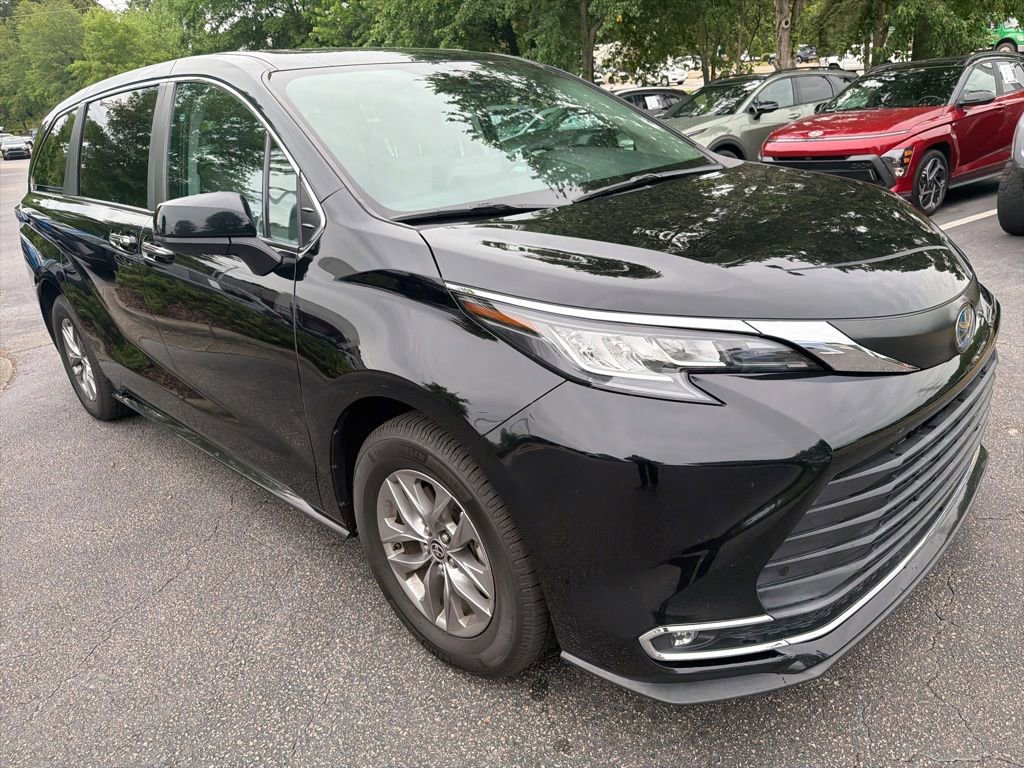 Used 2023 Toyota Sienna XLE FWD image 27