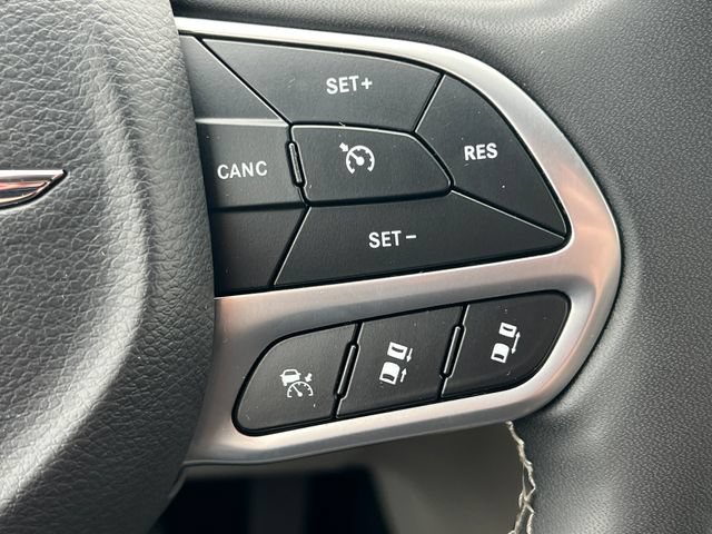 Used 2024 Chrysler Pacifica Touring-L FWD image 22