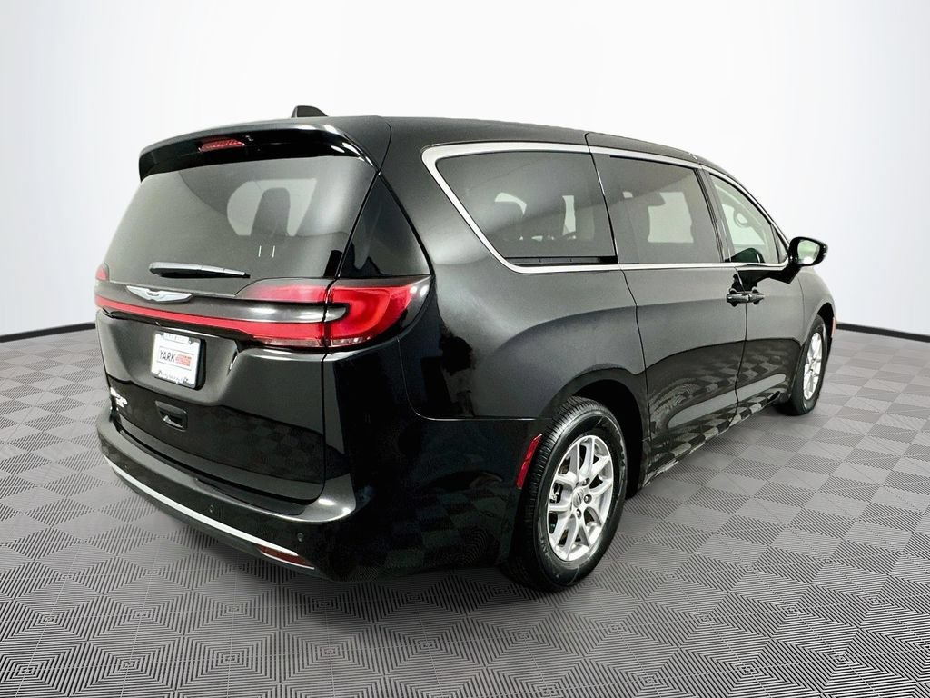 Certified 2024 Chrysler Pacifica Touring-L FWD image 11