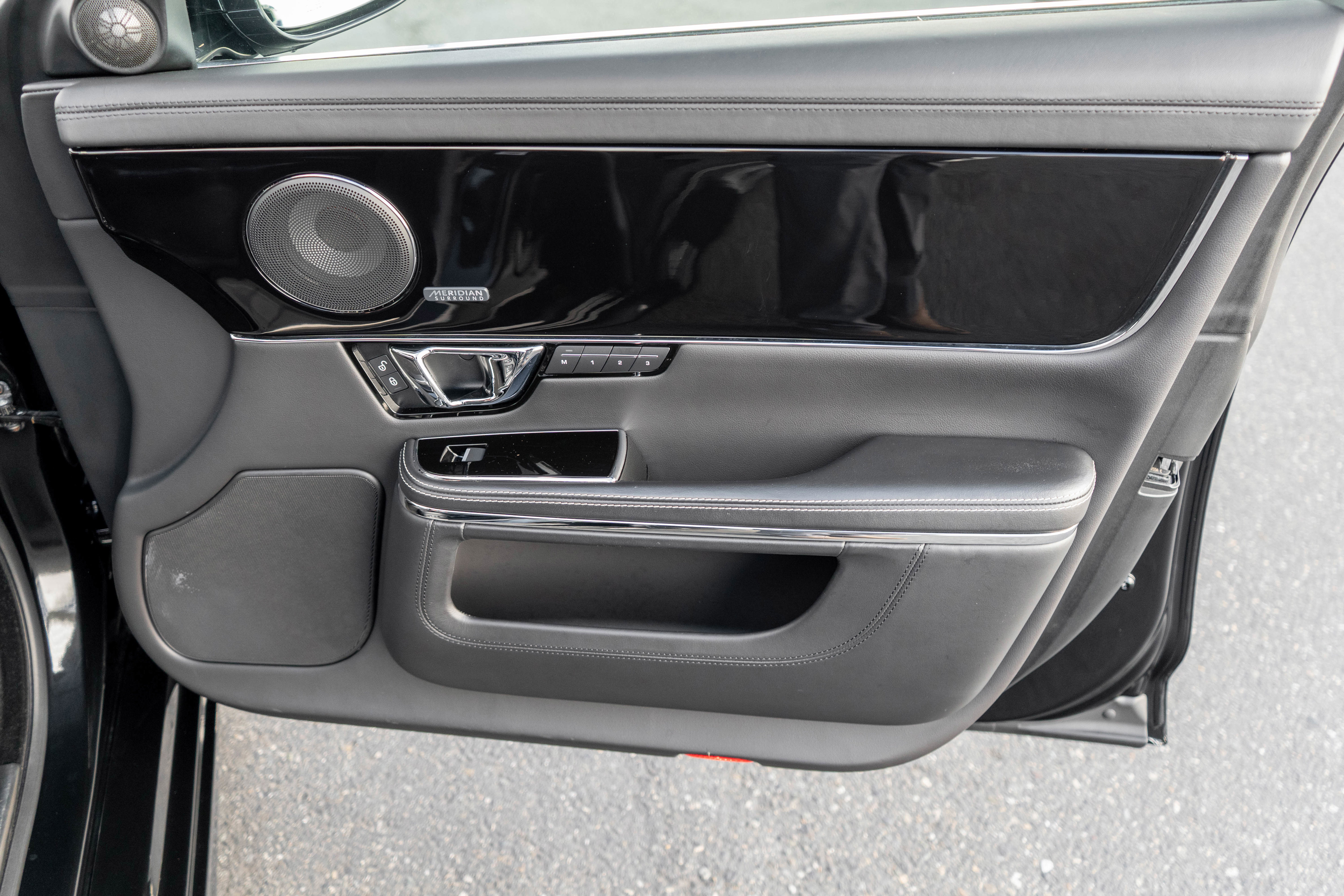 Used 2015 Jaguar XJ image 24