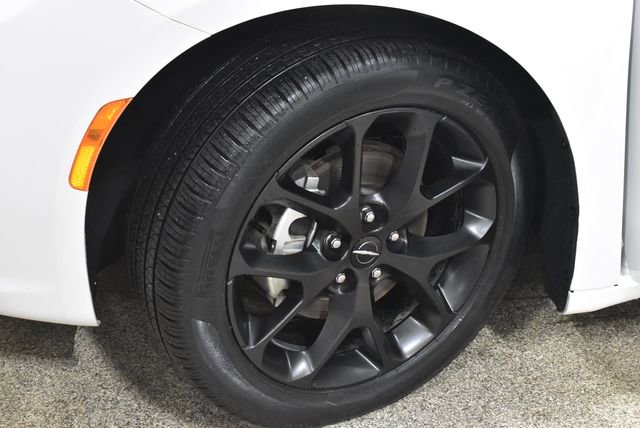 Certified 2025 Chrysler Pacifica Limited image 11