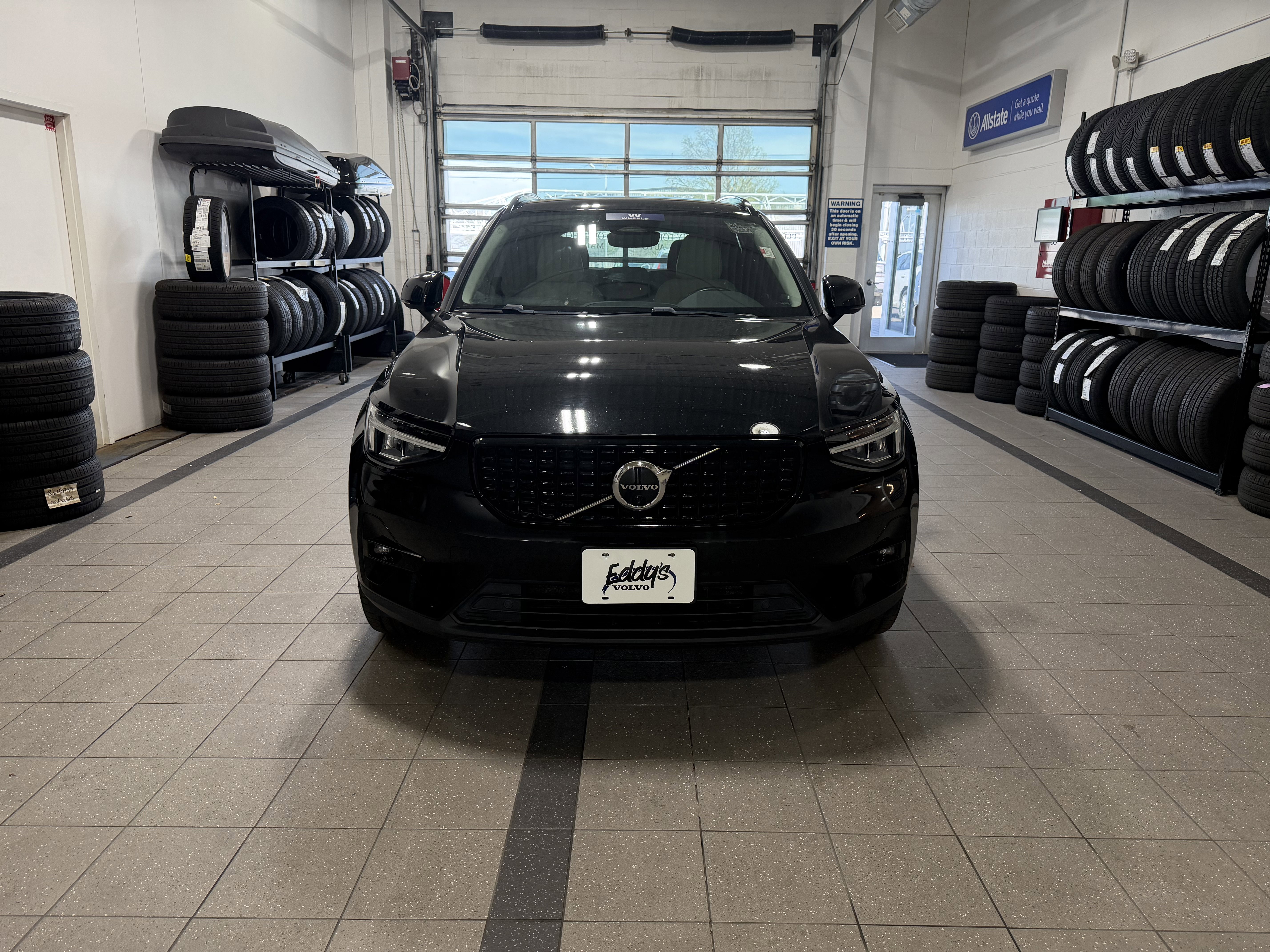 Used 2023 Volvo XC40 B4 Ultimate FWD image 3
