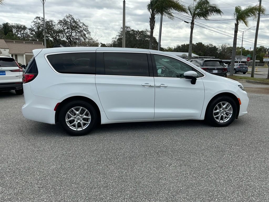 Used 2023 Chrysler Pacifica Touring-L image 9