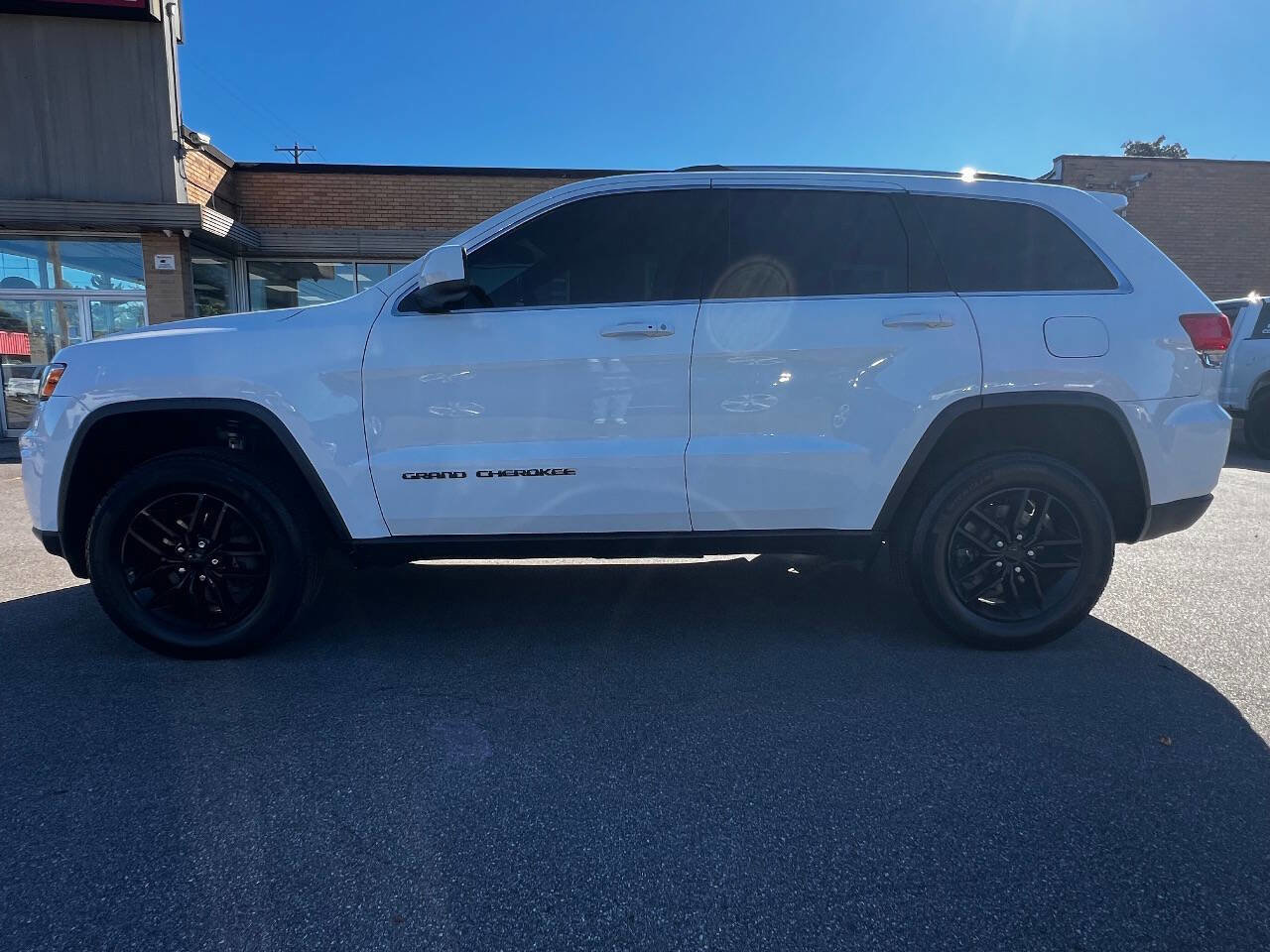Used 2019 Jeep Grand Cherokee Laredo w/ 18" Wheel & 8.4" Radio Group