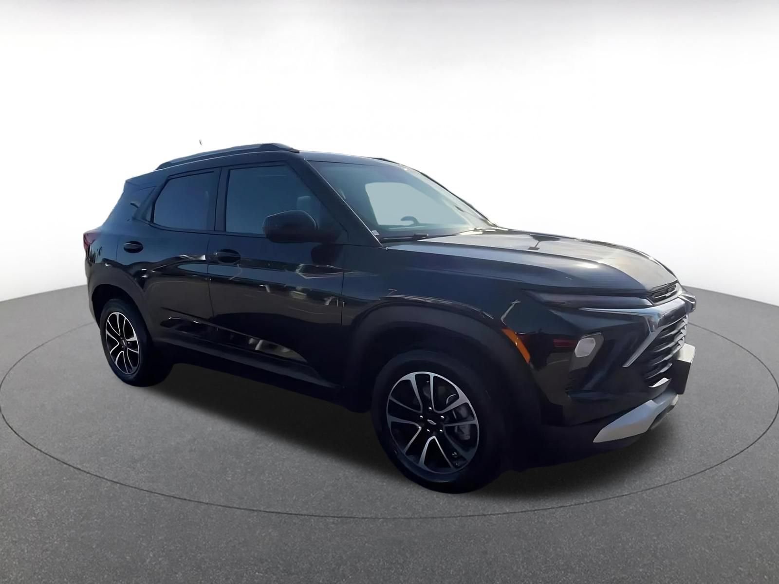 Used 2025 Chevrolet TrailBlazer LT FWD image 2