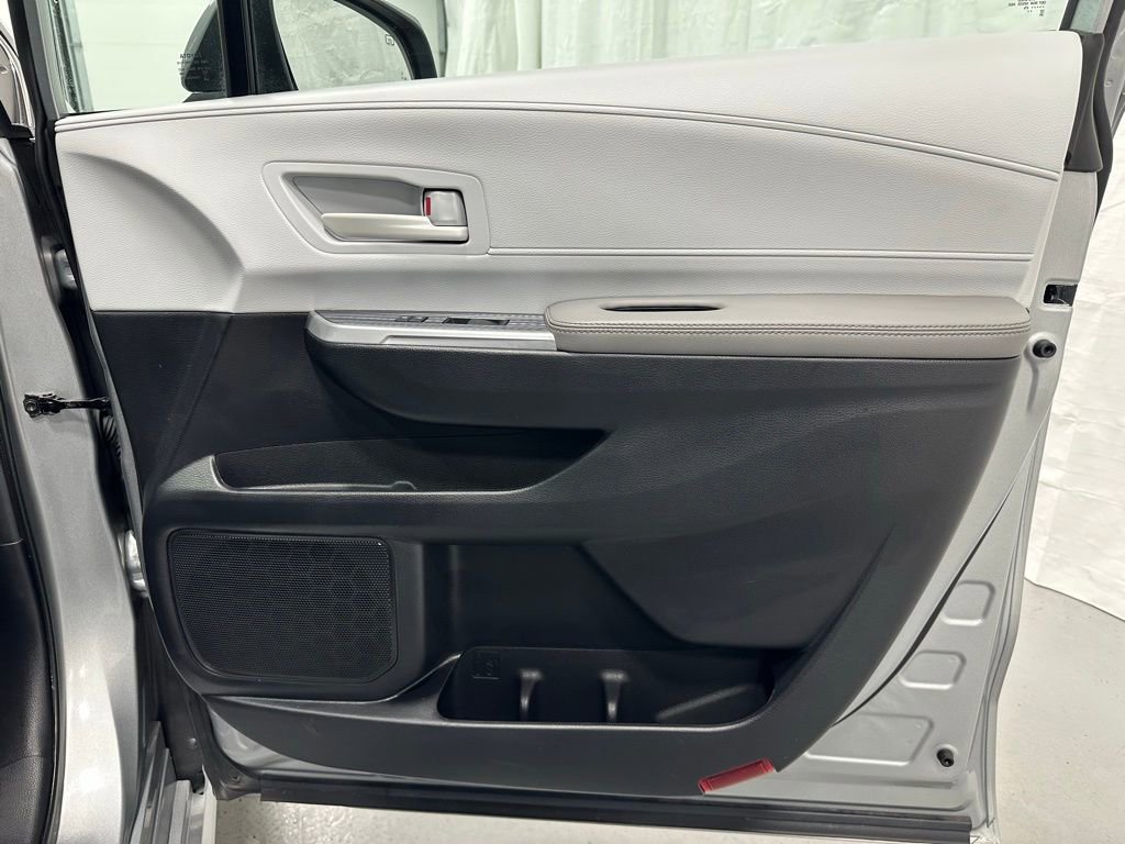 Used 2025 Toyota Sienna LE image 61
