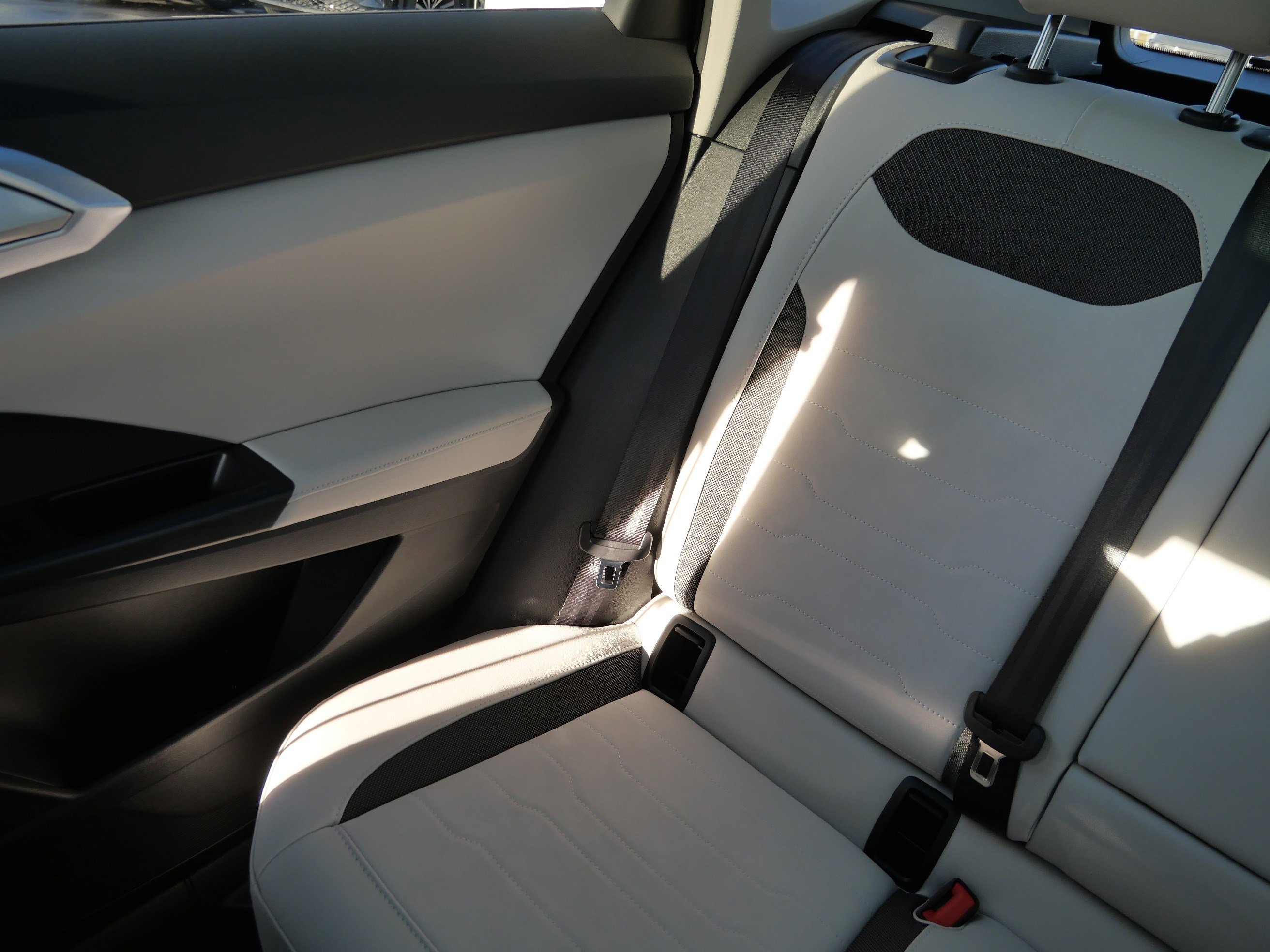 Certified 2025 Volkswagen Taos SE image 12