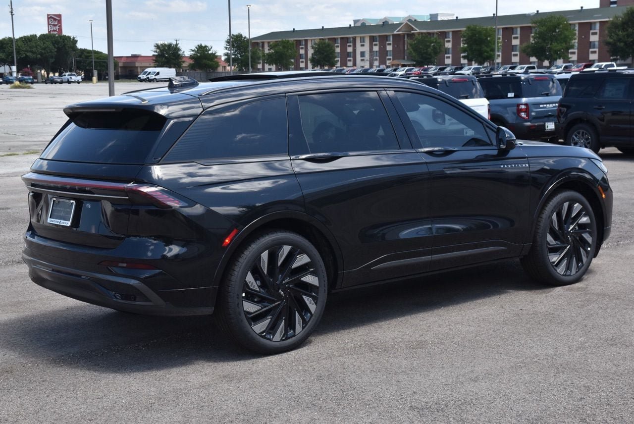 New 2026 Lincoln Nautilus Reserve w/ Jet Appearance Package AWD/4WD image 13