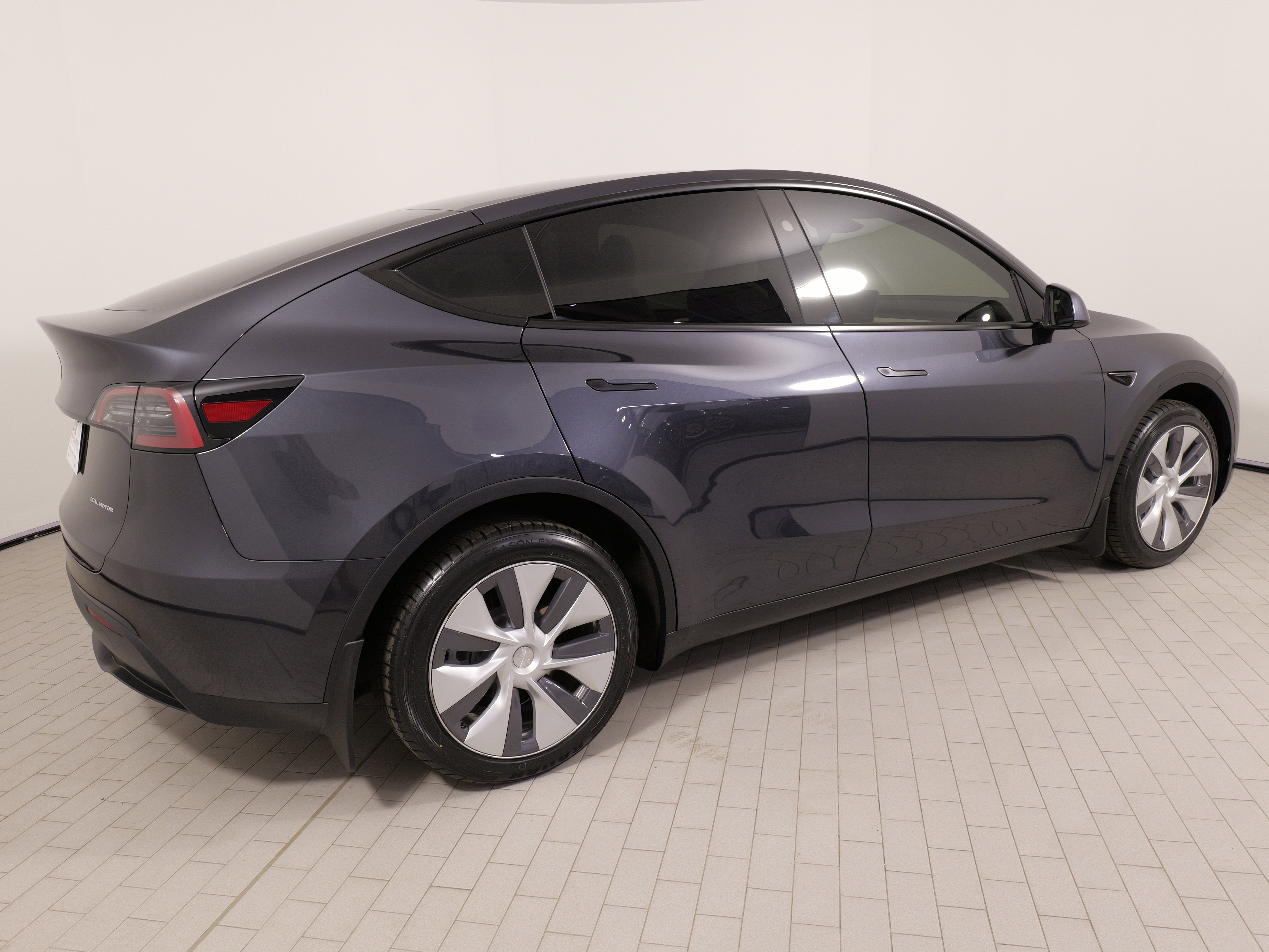 Used 2024 Tesla Model Y Long Range AWD/4WD image 12