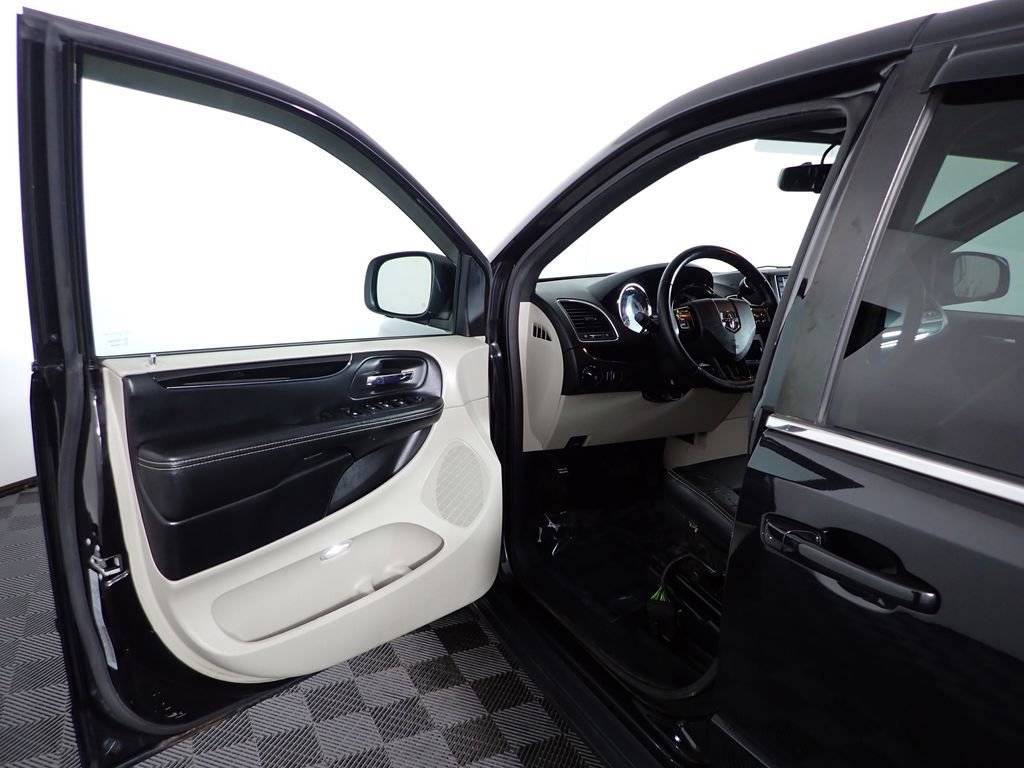 Used 2017 Dodge Grand Caravan SXT image 24