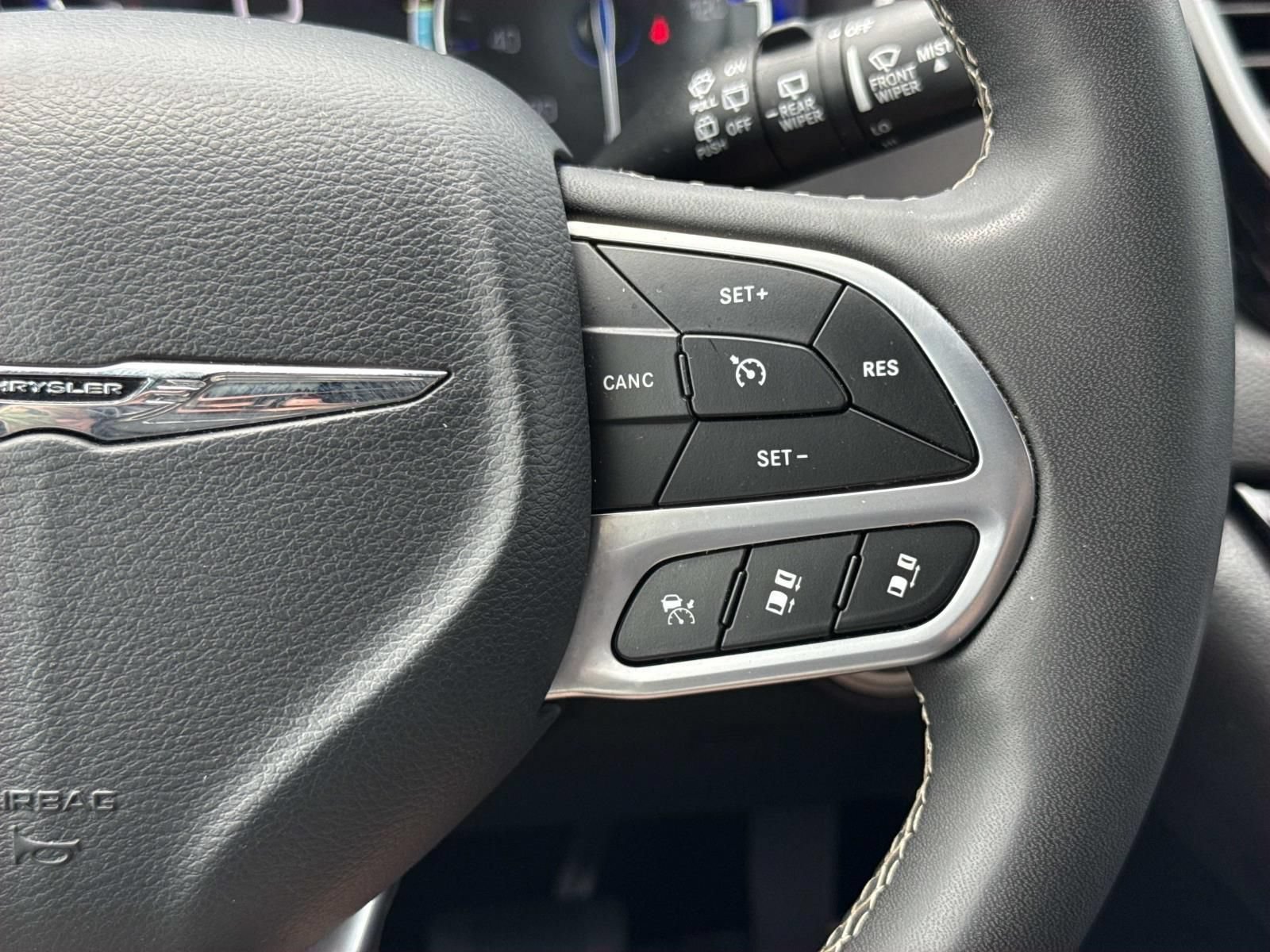 Used 2025 Chrysler Pacifica Select FWD image 14