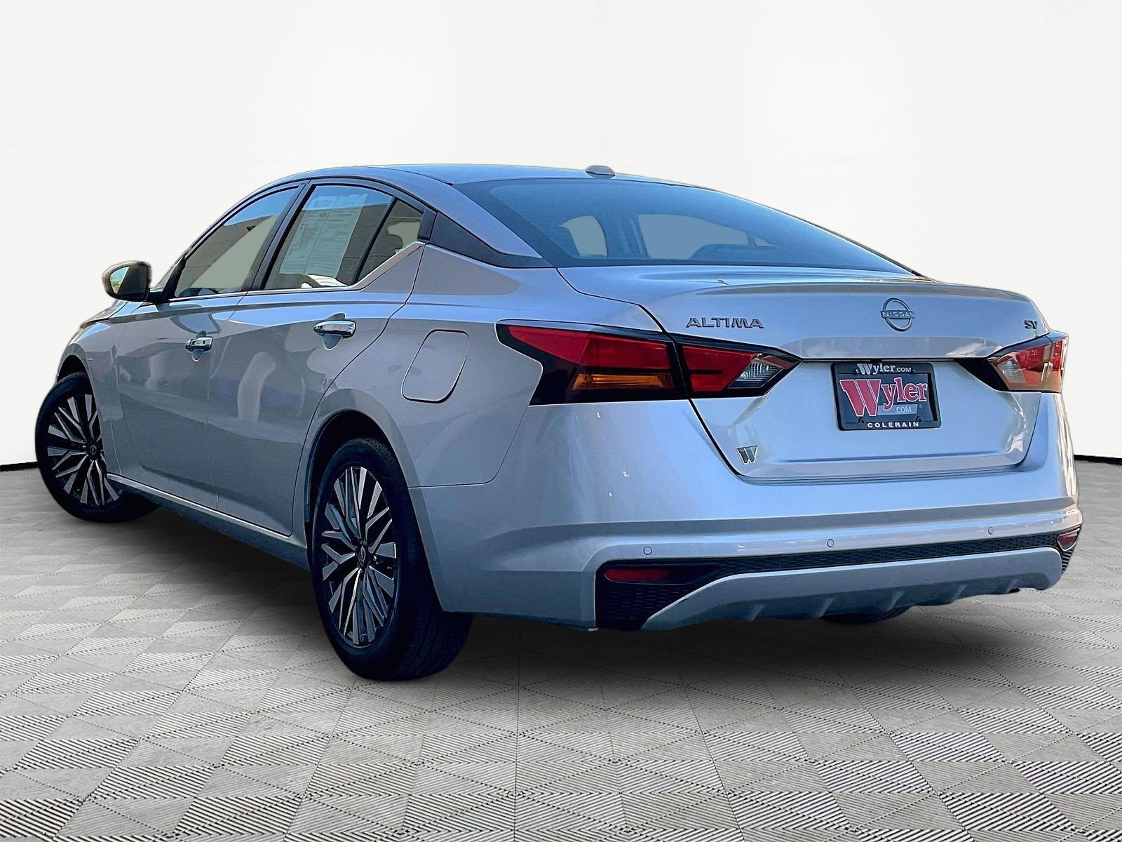 Used 2024 Nissan Altima 2.5 SV FWD image 4