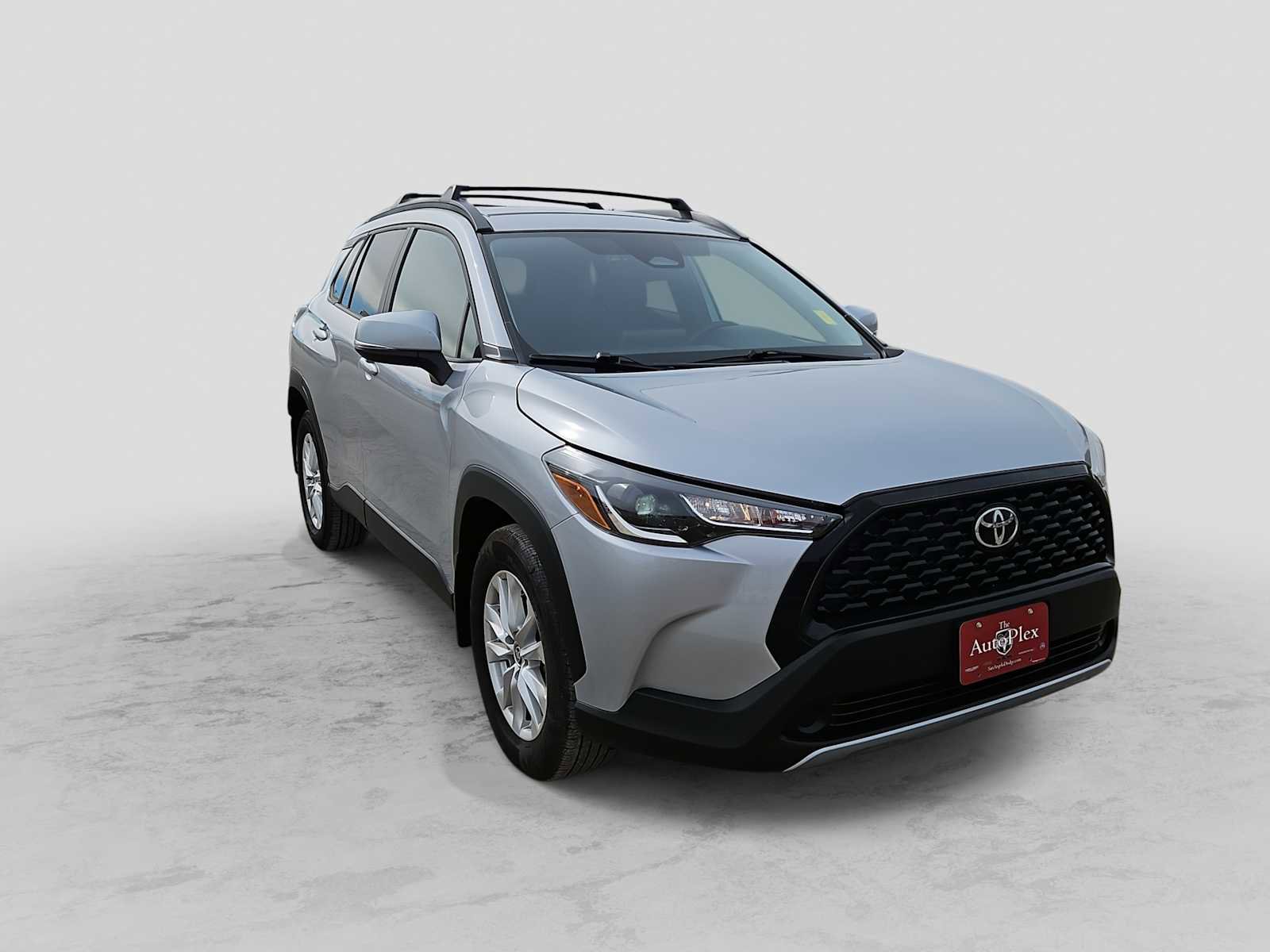 Used 2024 Toyota Corolla Cross LE image 2