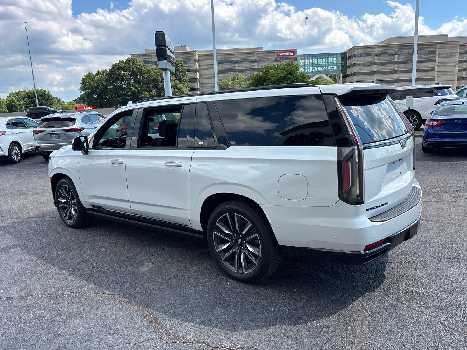 Used 2023 Cadillac Escalade ESV Sport Platinum AWD/4WD image 5