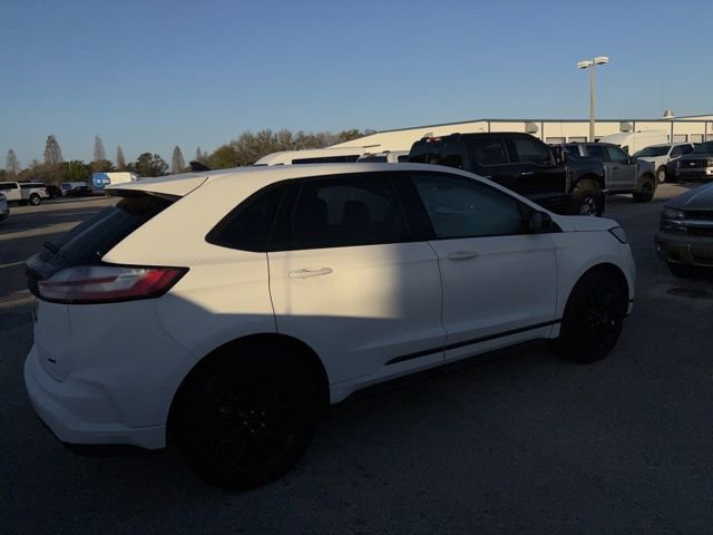 Used 2024 Ford Edge SE w/ Black Appearance Package image 5