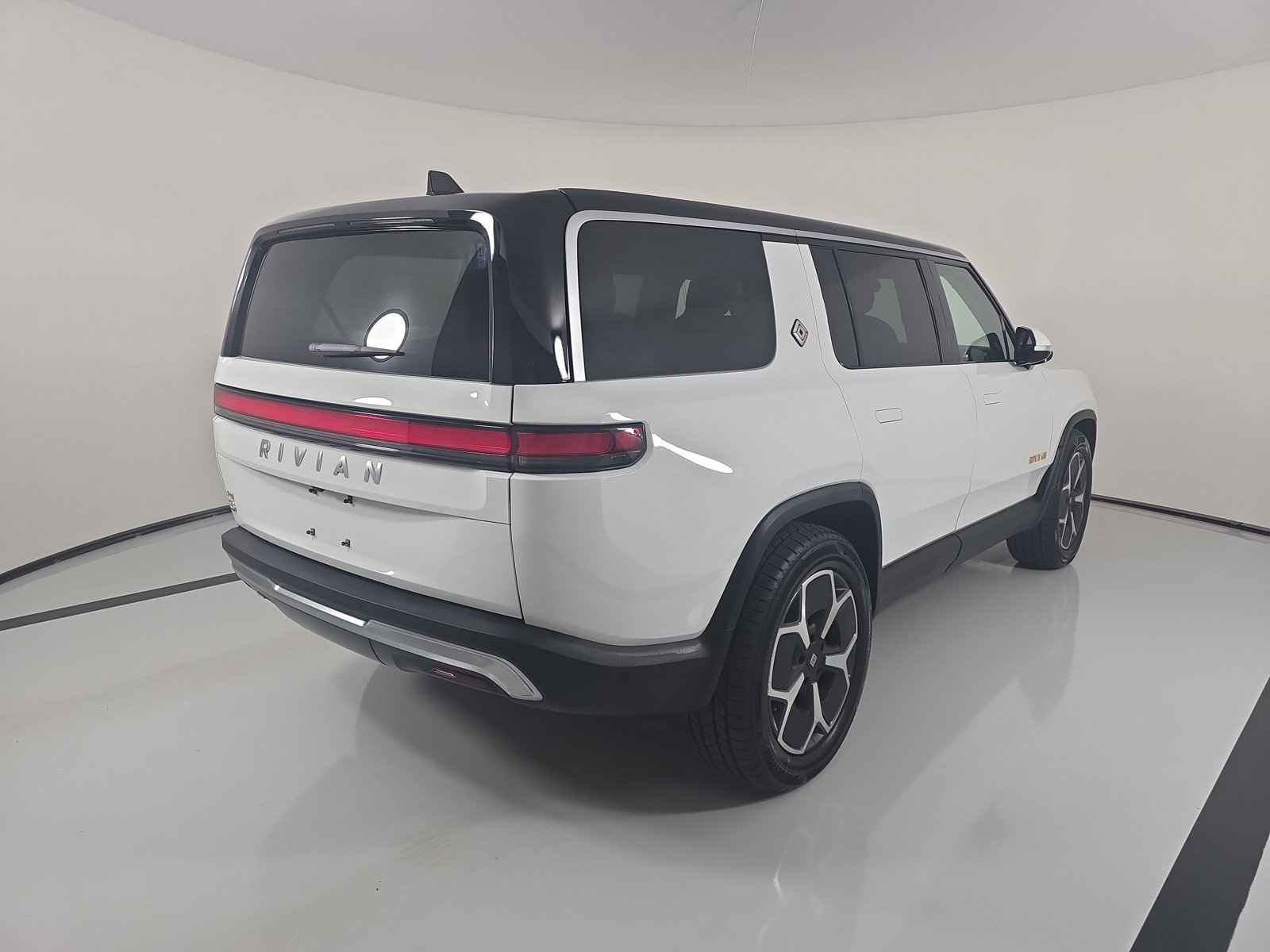 Used 2024 Rivian R1S Adventure AWD/4WD image 5