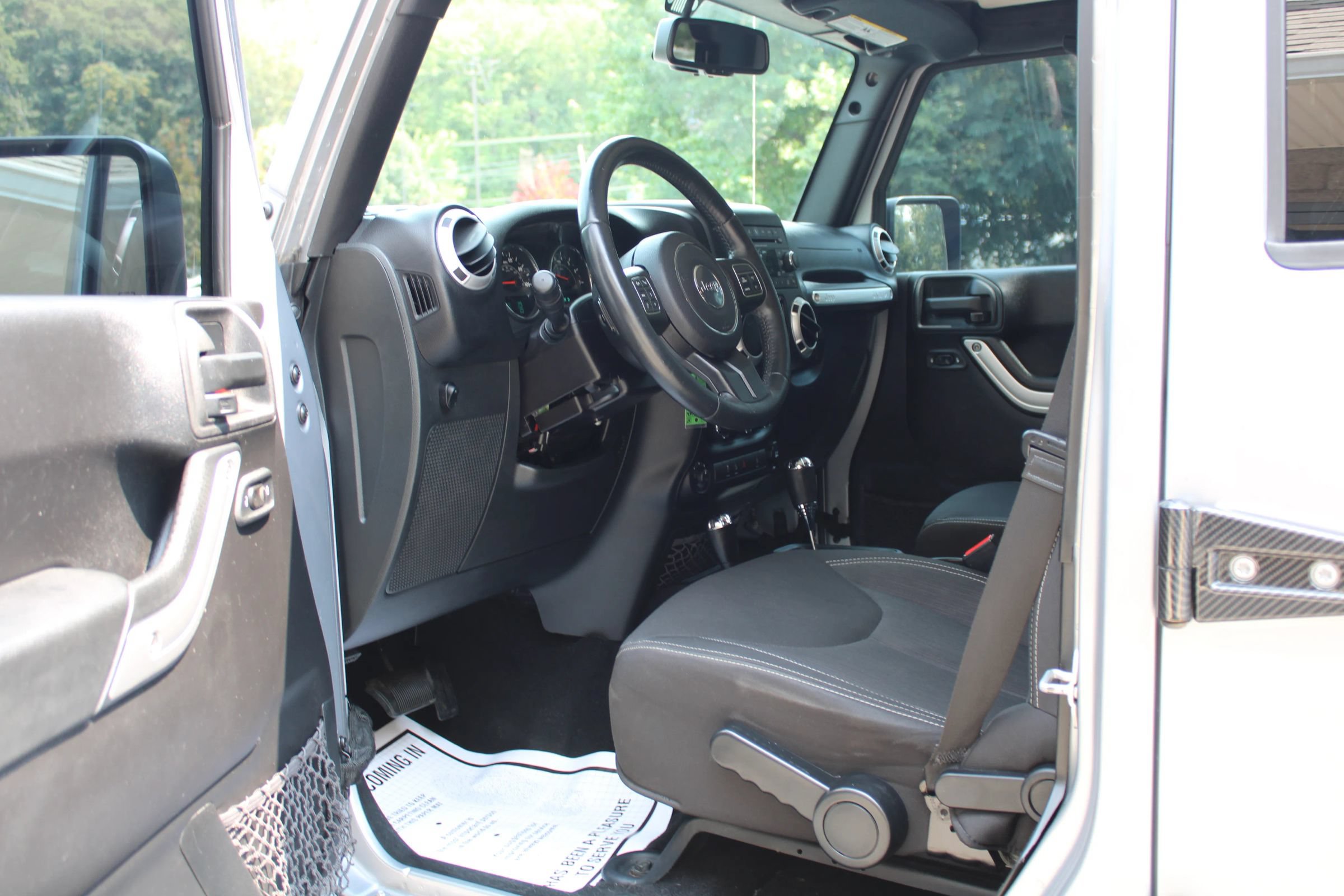 Used 2015 Jeep Wrangler Unlimited Sahara w/ Connectivity Group AWD/4WD image 16