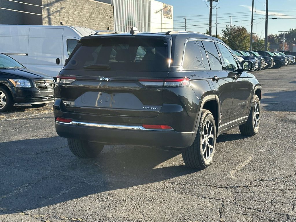 Used 2023 Jeep Grand Cherokee Limited AWD/4WD image 4