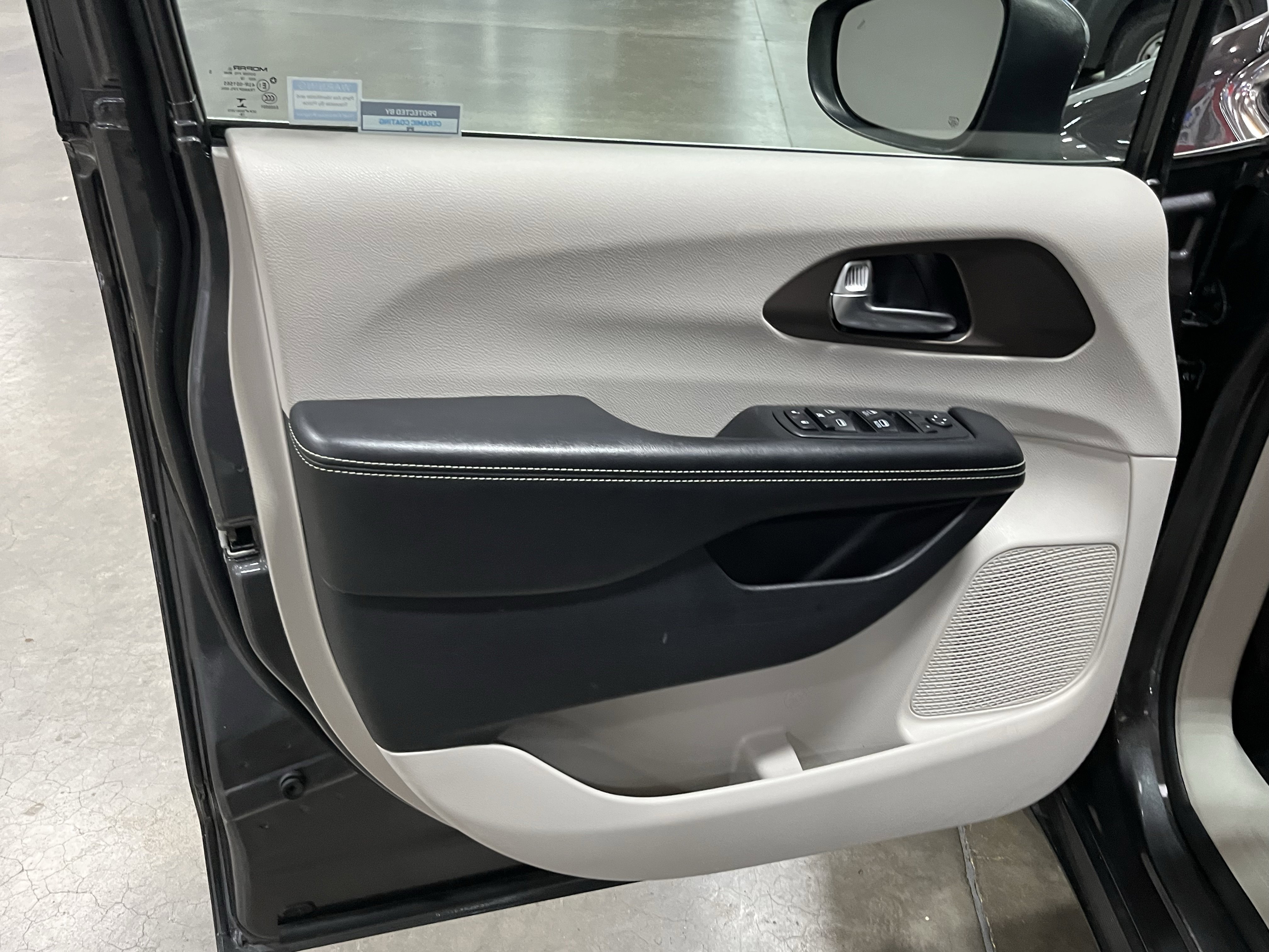 Used 2020 Chrysler Voyager L image 15