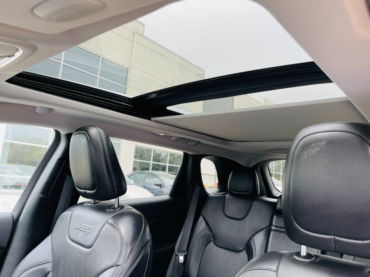 Used 2019 Jeep Cherokee Limited image 17