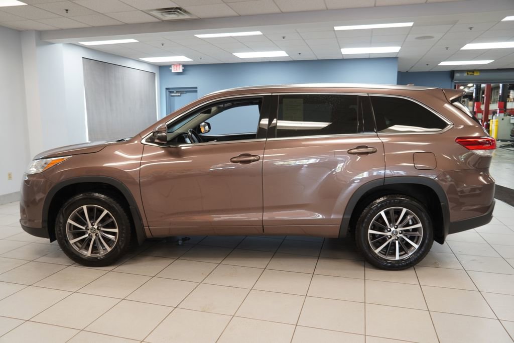 Used 2017 Toyota Highlander XLE AWD/4WD image 2