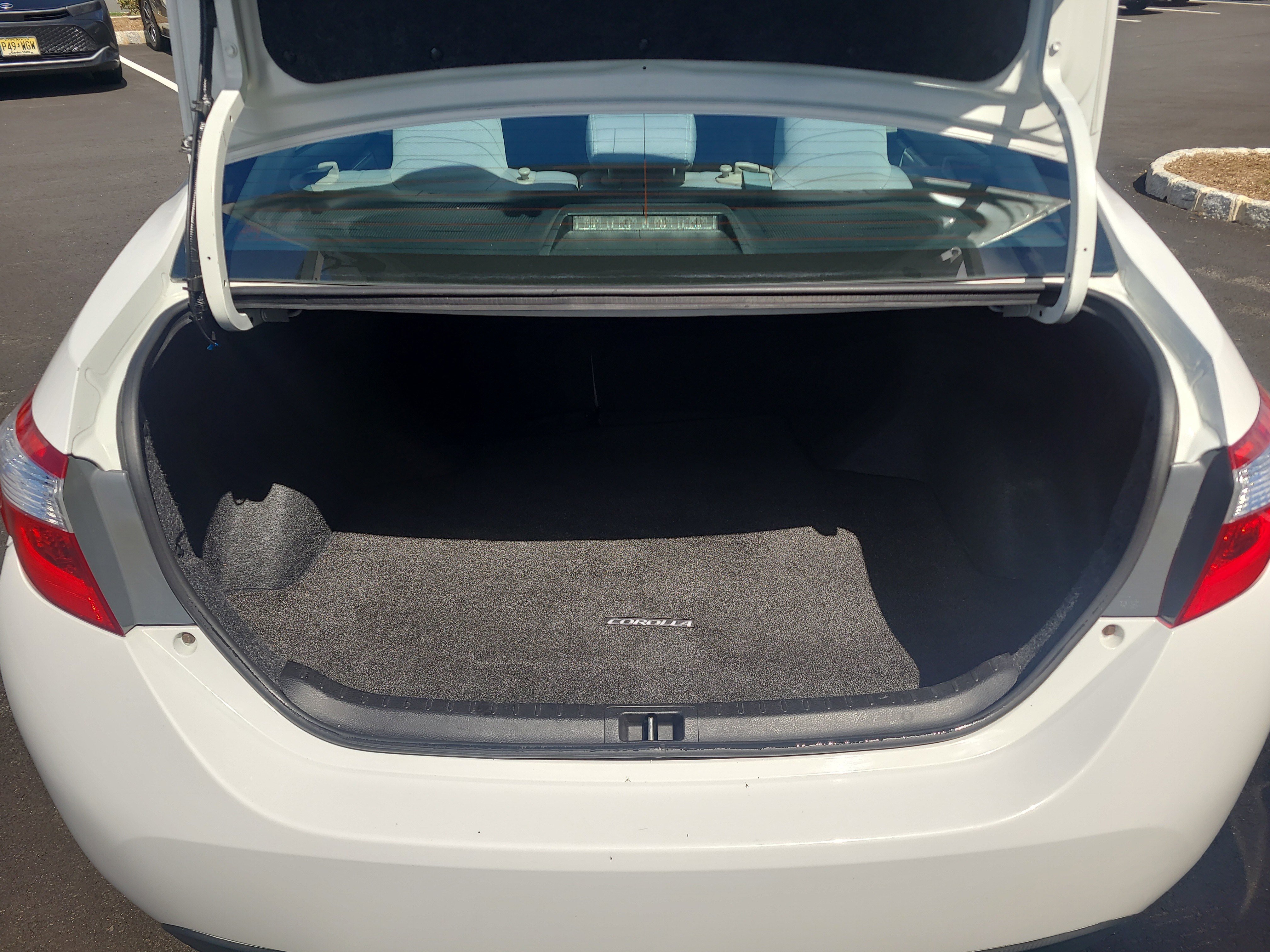 Used 2015 Toyota Corolla LE image 31