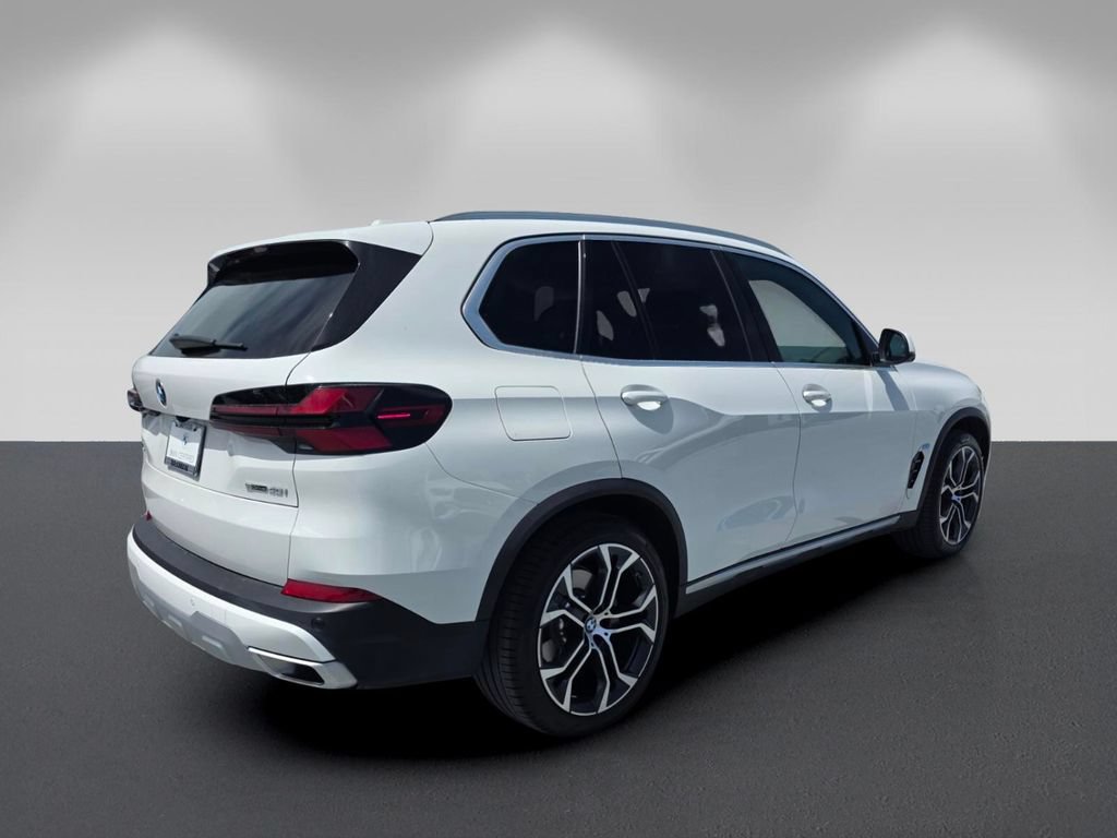 Used 2025 BMW X5 sDrive40i w/ Parking Assistance Package RWD image 4