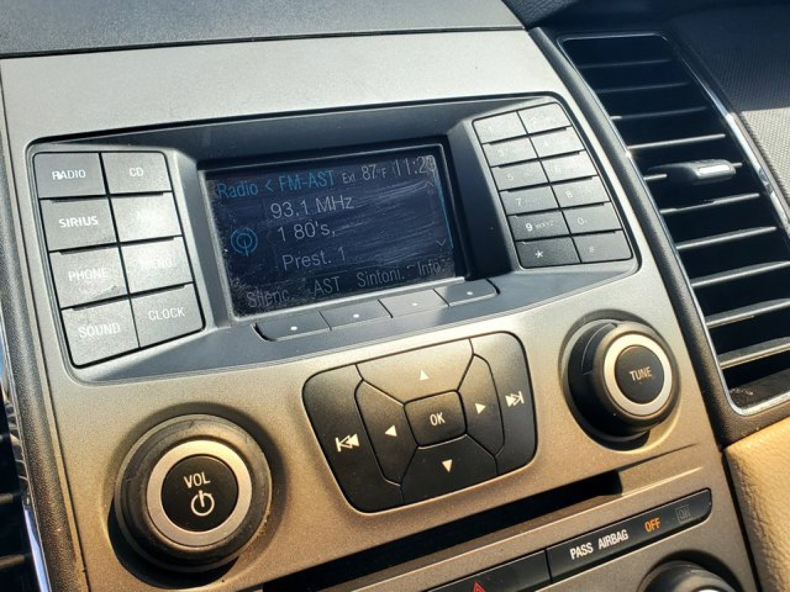 Used 2014 Ford Taurus SE FWD image 19
