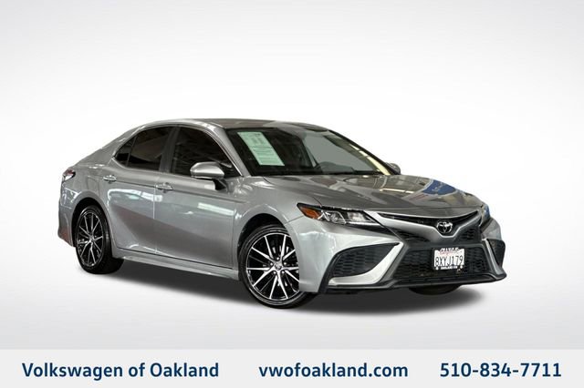 Used 2022 Toyota Camry SE image 1