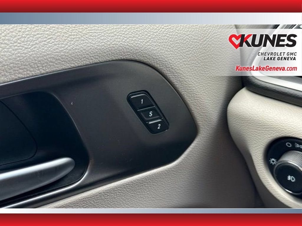 Used 2024 Chrysler Pacifica Touring-L FWD image 27